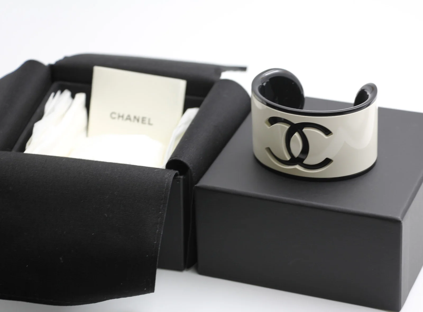Chanel B23 Acrylic Cc Black And White Bracelet - Image 6