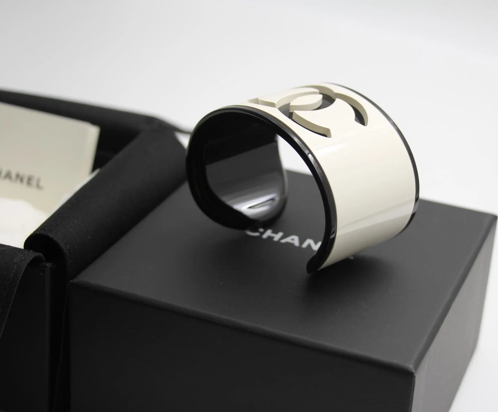 Chanel B23 Acrylic Cc Black And White Bracelet - Image 7