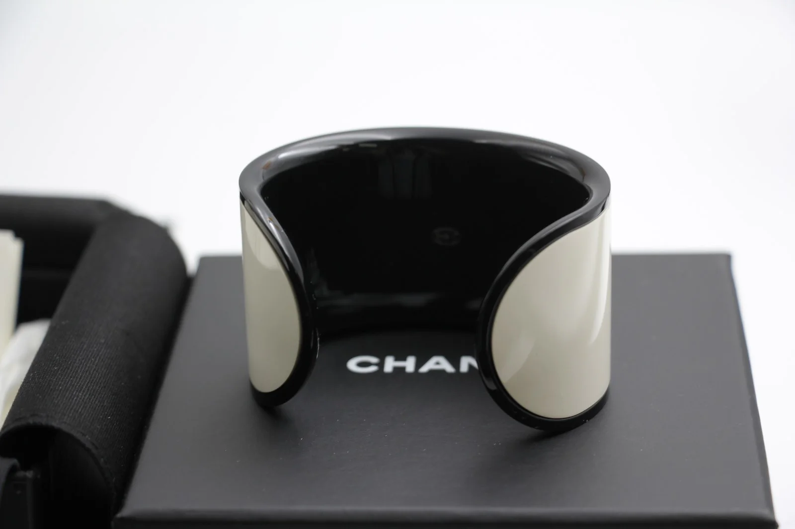Chanel B23 Acrylic Cc Black And White Bracelet - Image 8