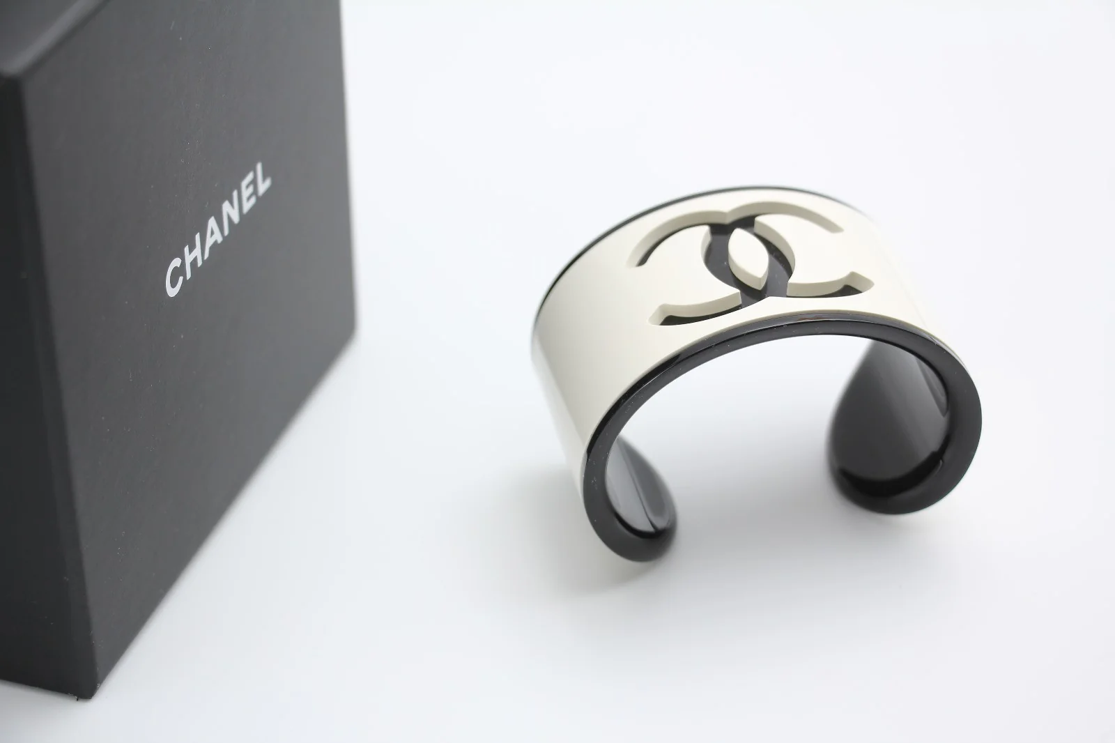 Chanel B23 Acrylic Cc Black And White Bracelet - Image 9