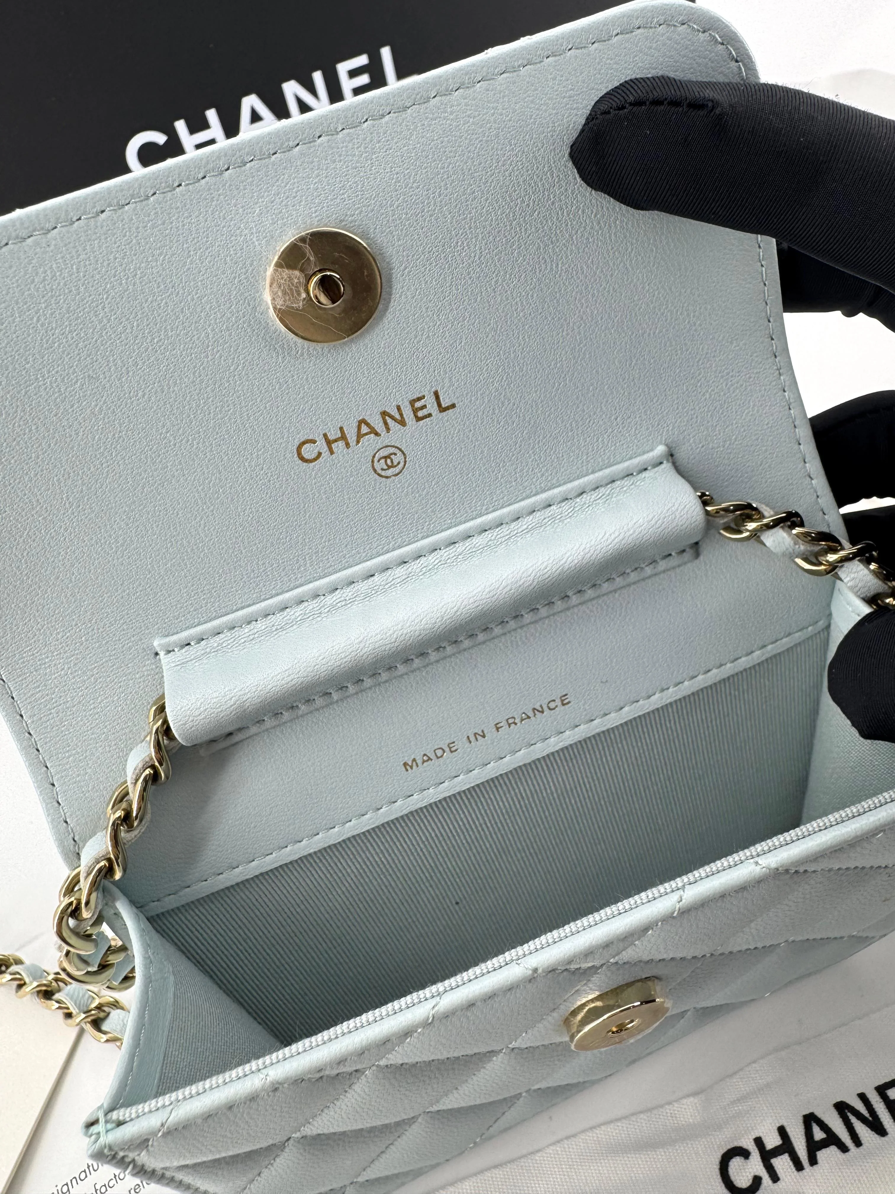 Chanel baby blue quilted leather coin purse with gold chain strap and a bow - Image 4