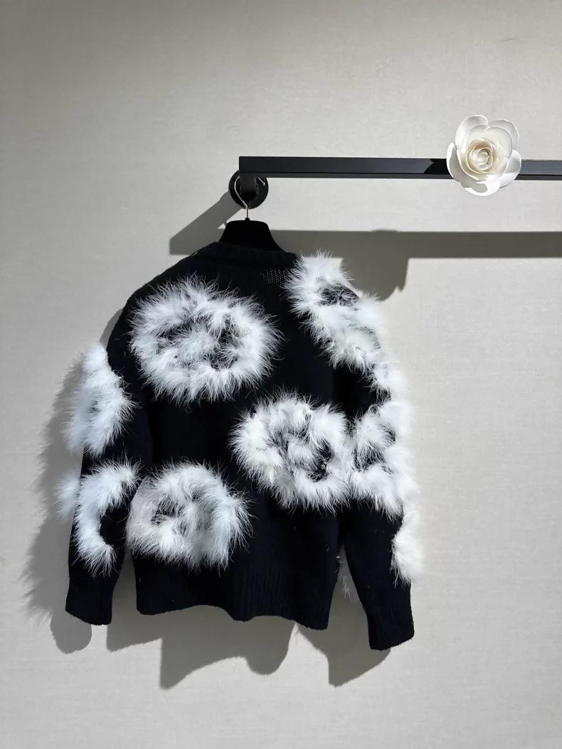 Chanel 23k black and white feather camellia knit top - Image 3