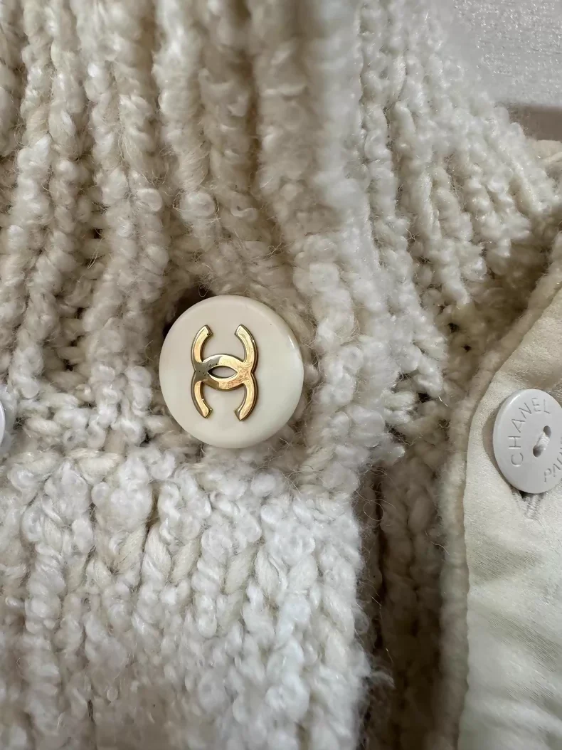 Chanel 18B Beige Knit Cardigan - Image 2