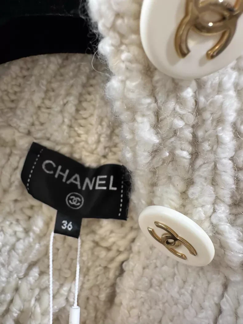 Chanel 18B Beige Knit Cardigan - Image 3