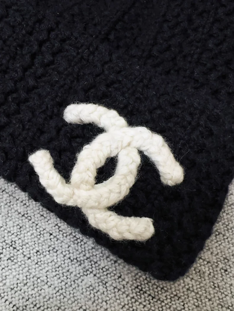 Chanel black and white double-C logo beanie - Image 2