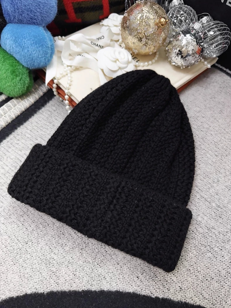 Chanel black and white double-C logo beanie - Image 3
