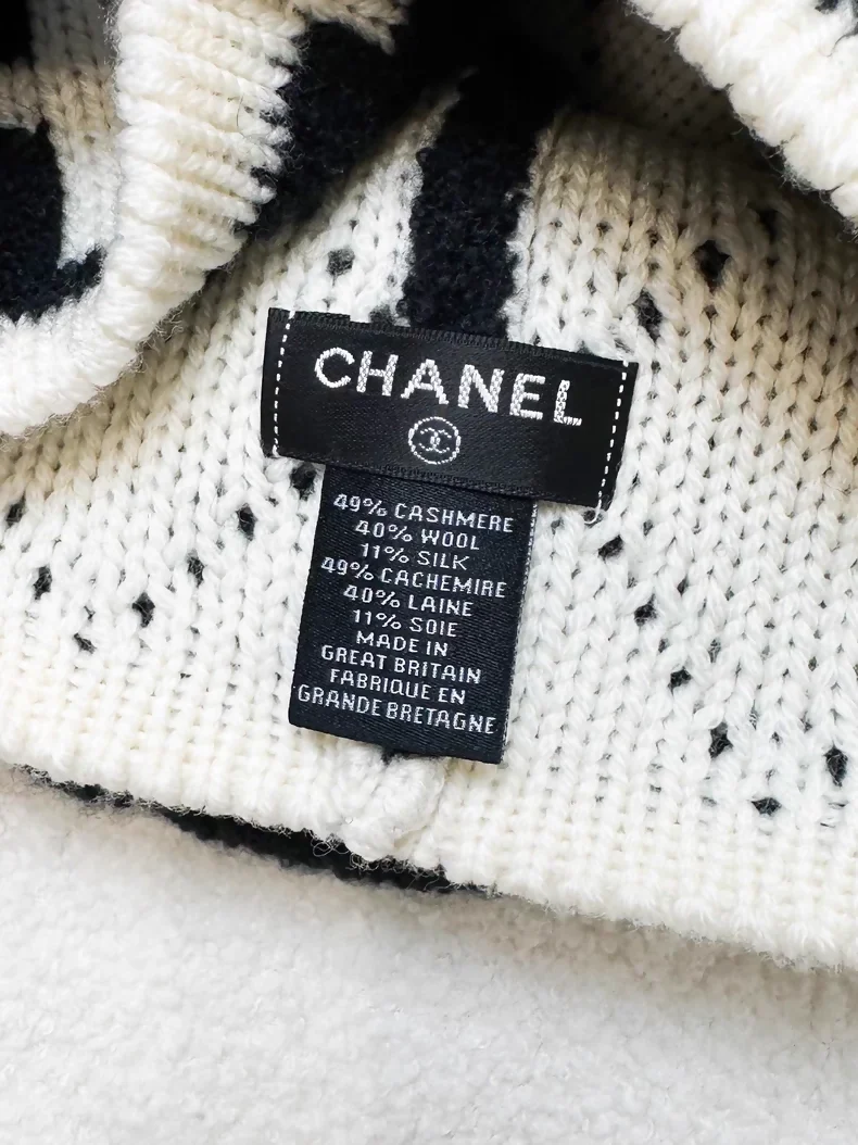 Chanel black and white logo cashmere beanie - Image 3