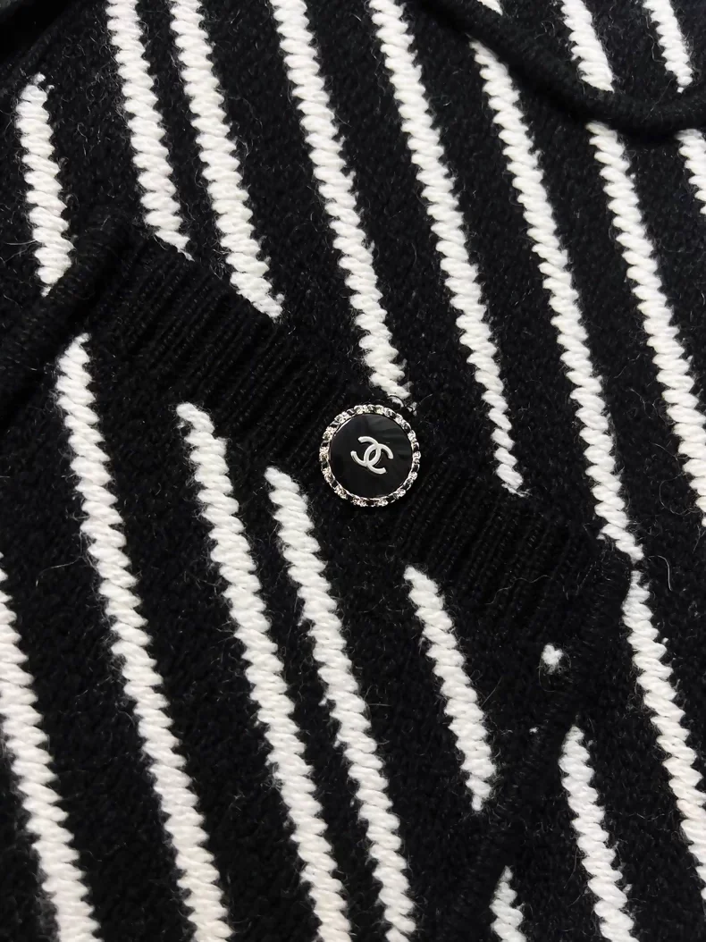 Chanel 21B black and white striped cashmere vest - Image 2
