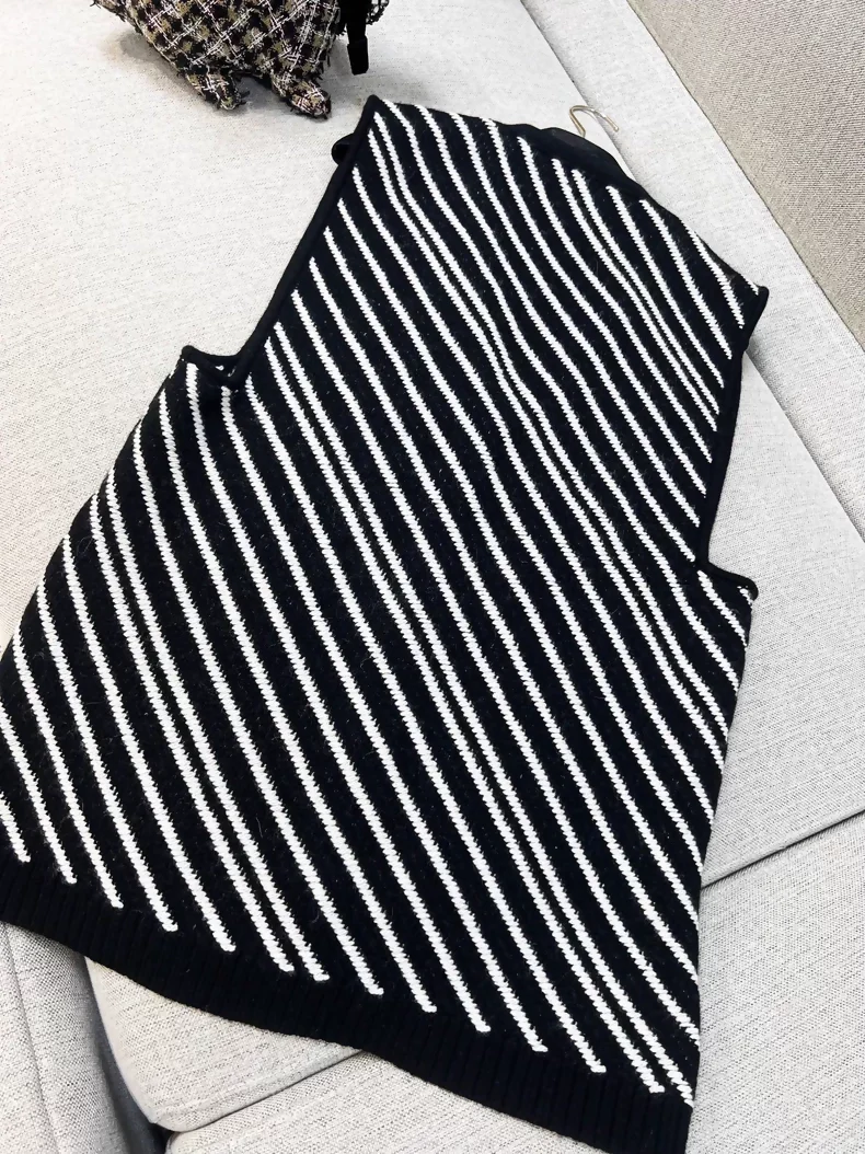 Chanel 21B black and white striped cashmere vest - Image 3