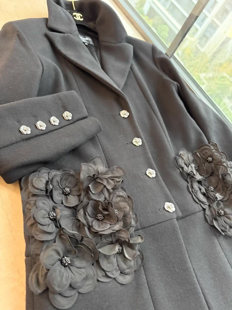 Rare Chanel black cashmere and wool coat with camellia pockets size 38 - Image 2