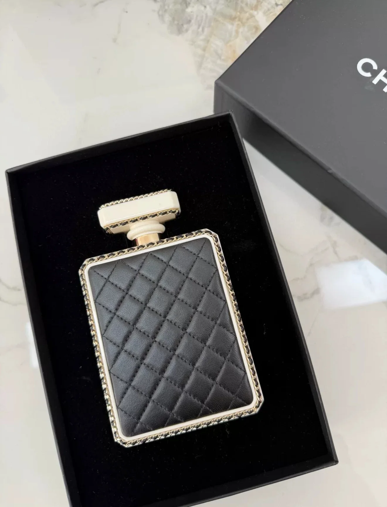 Chanel 22S limited edition White Quilted Leather Perfume Bottle Minaudiere Gold Hardware - Image 4