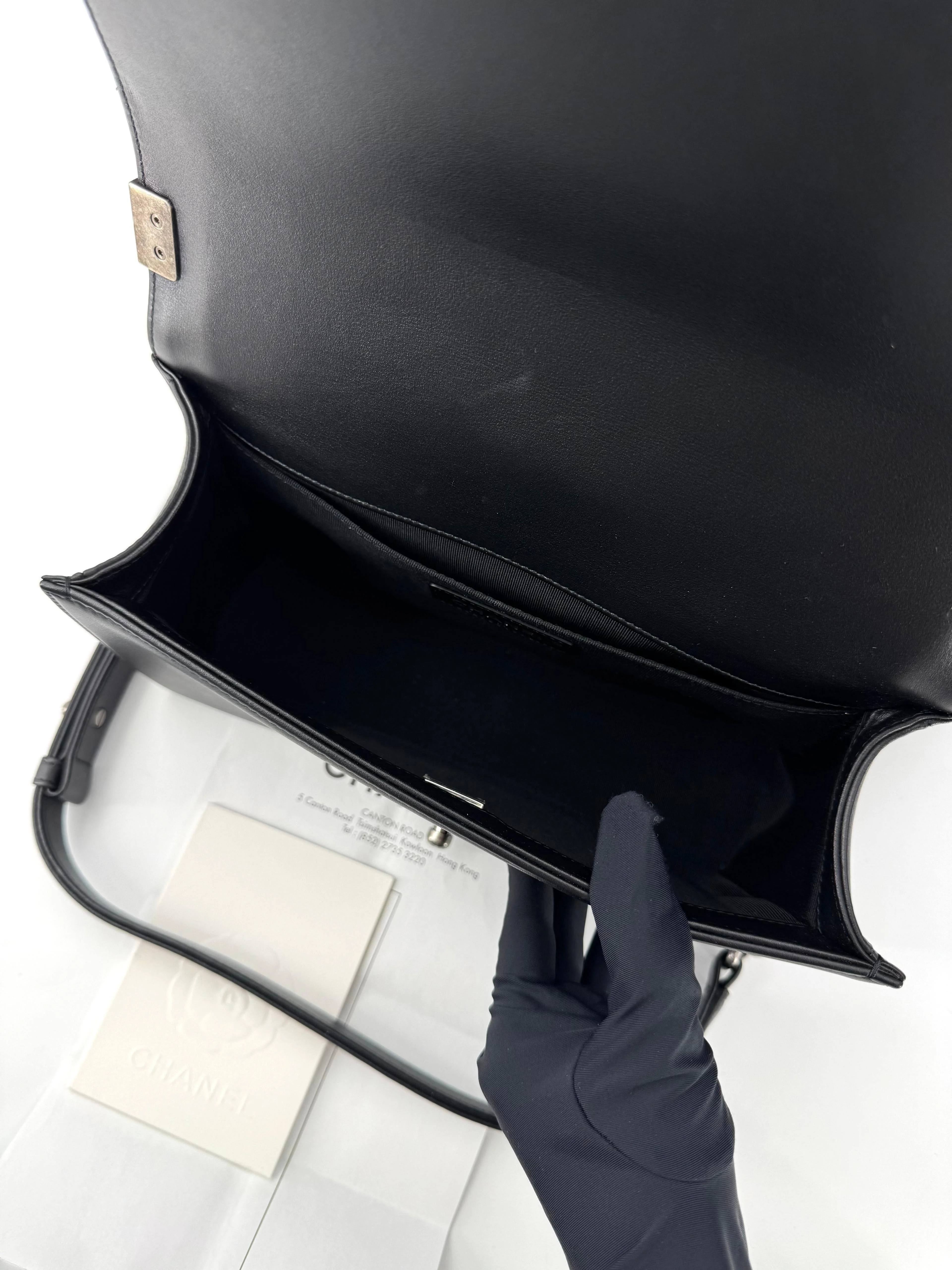 Chanel Boy black leather bag silver hardware - Image 4
