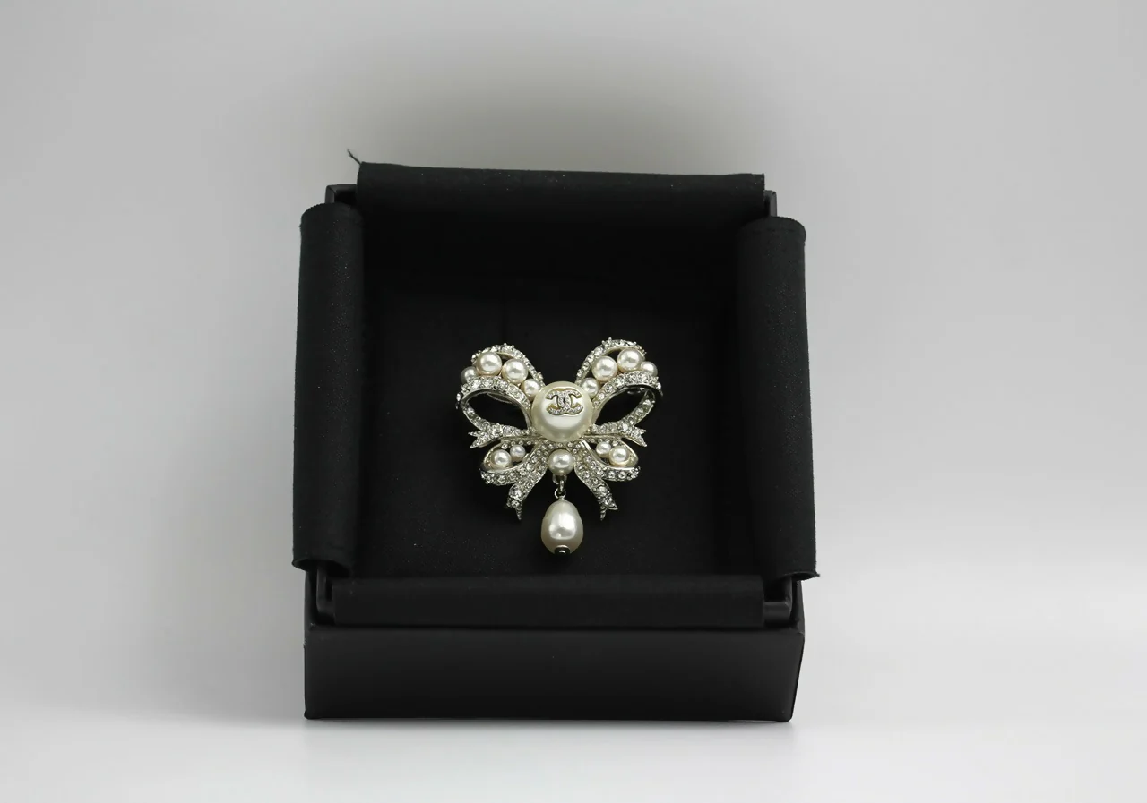 Chanel C20B Imitation Pearl Bow Brooch