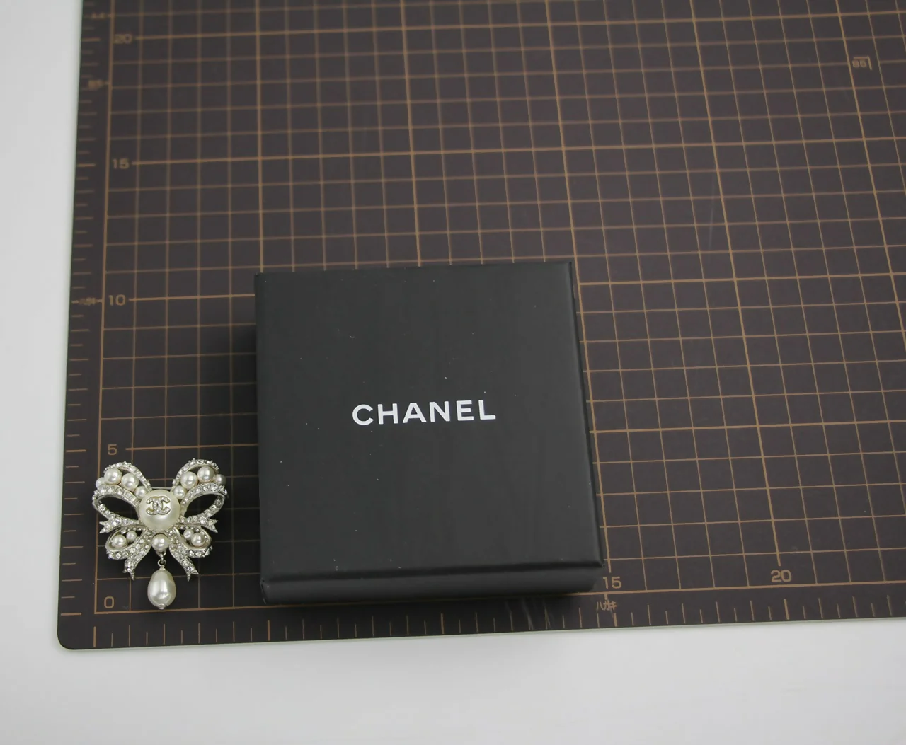 Chanel C20B Imitation Pearl Bow Brooch - Image 10