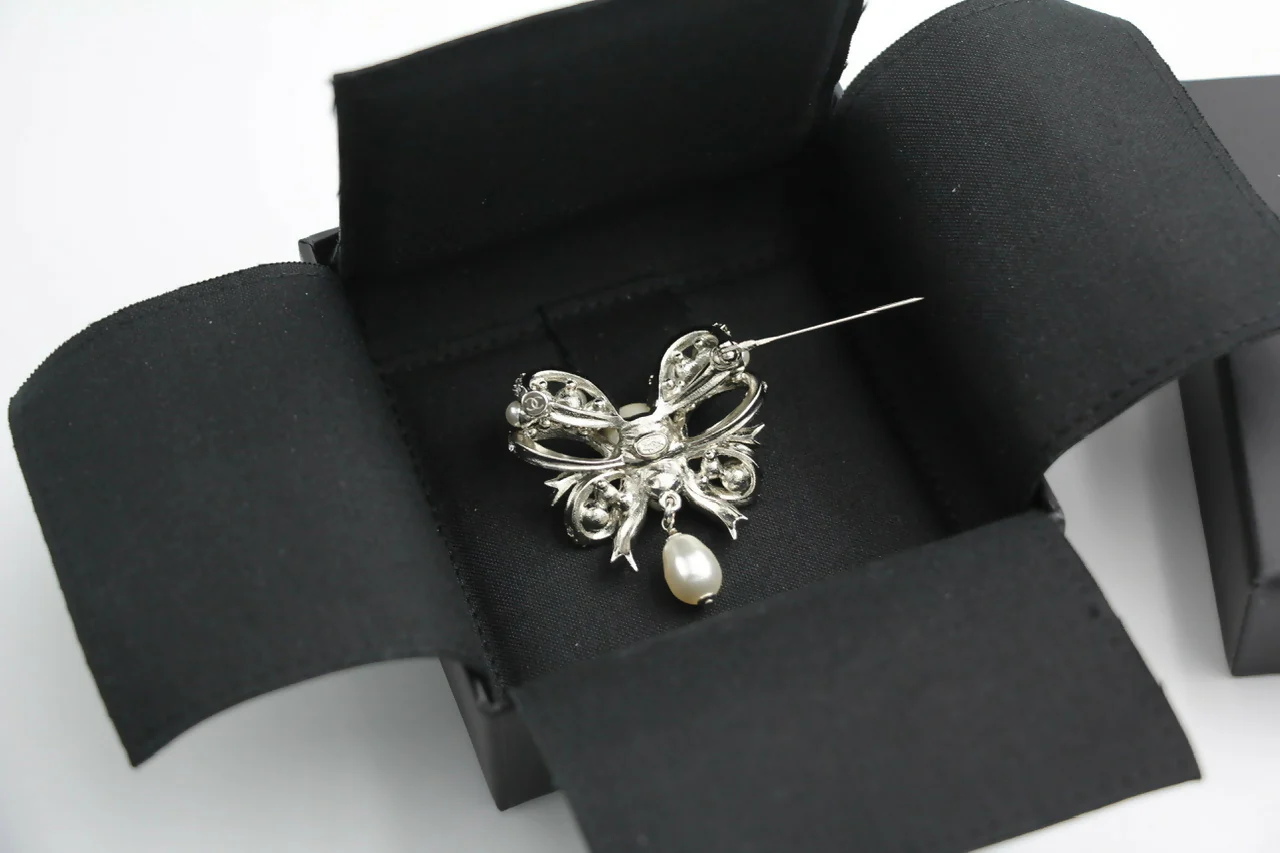 Chanel C20B Imitation Pearl Bow Brooch - Image 6