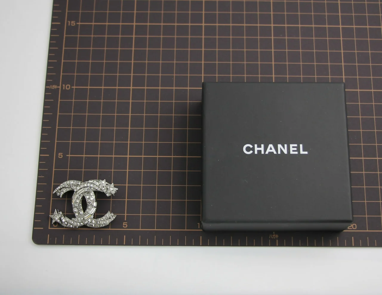Chanel C21S Rhinestone Metal Silver Star Twist Brooch - Image 10