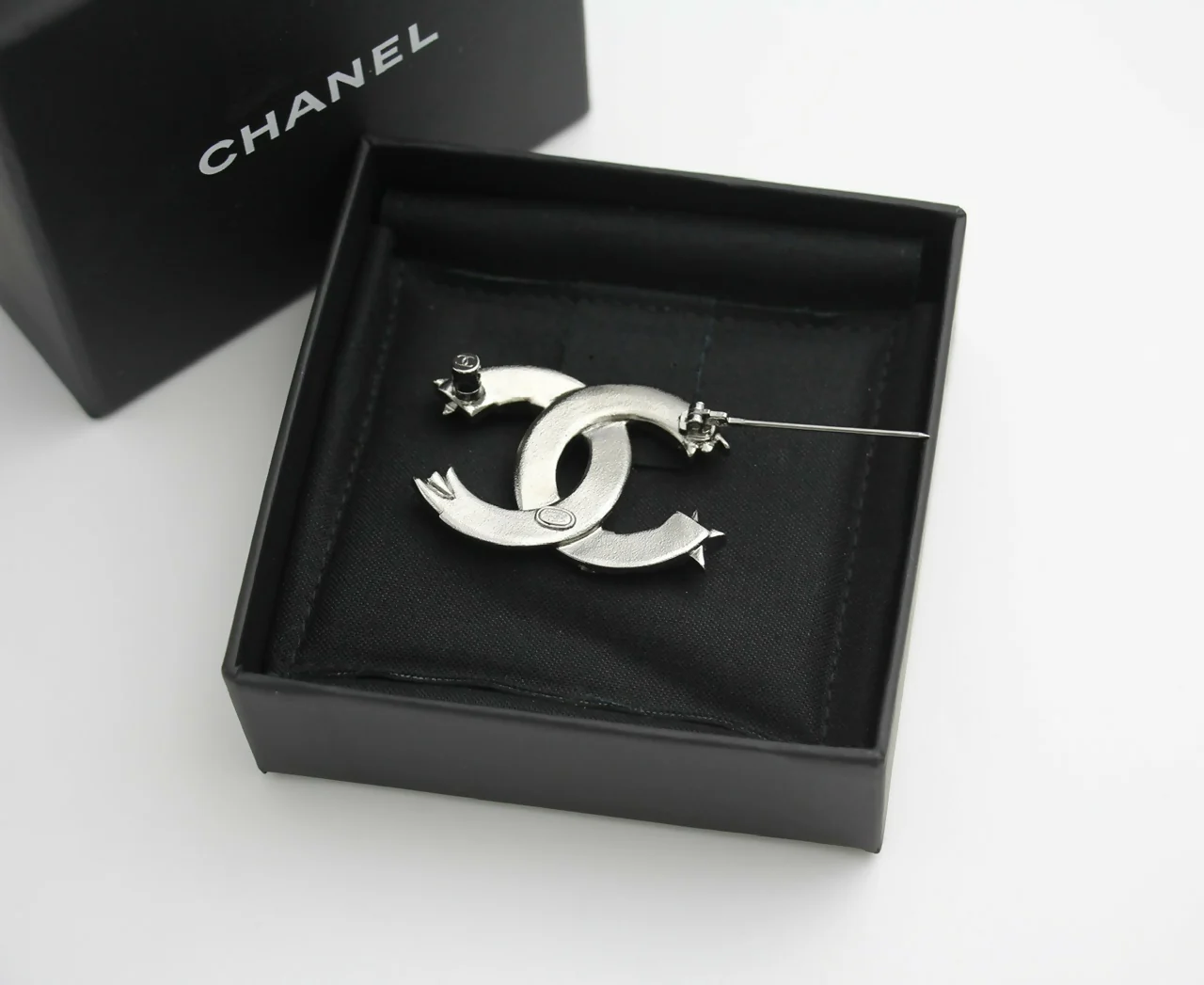Chanel C21S Rhinestone Metal Silver Star Twist Brooch - Image 4