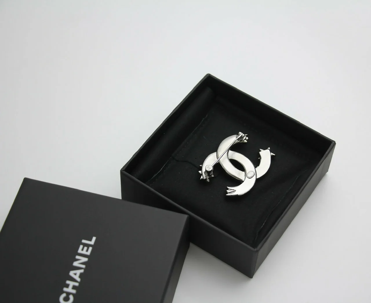 Chanel C21S Rhinestone Metal Silver Star Twist Brooch - Image 9