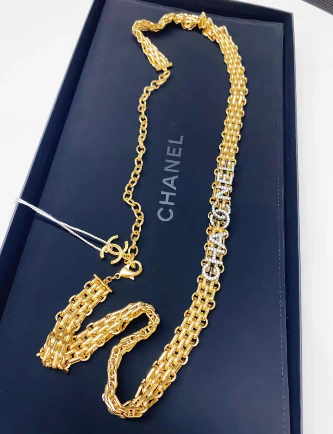 Chanel Chain Belt in Gold with CC letters and rhinstone - Image 3