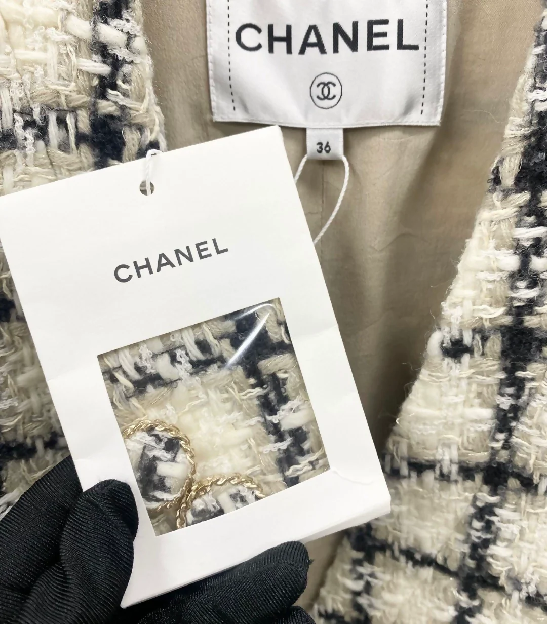 Chanel 19 black & white tweed Jacket - Image 3