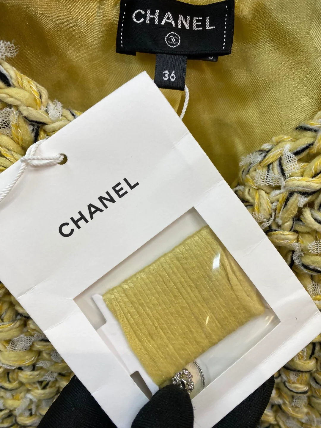 Chanel 22P Light Yellow tweed Short Jacket - Image 3