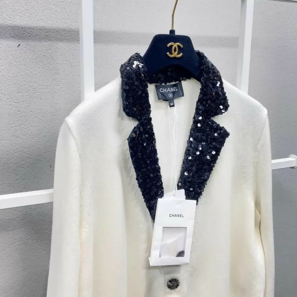 Chanel 23c ecru cardigan - Image 3