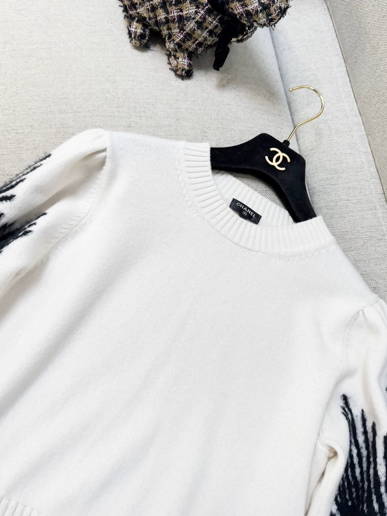 Chanel white & black sweater - Image 2