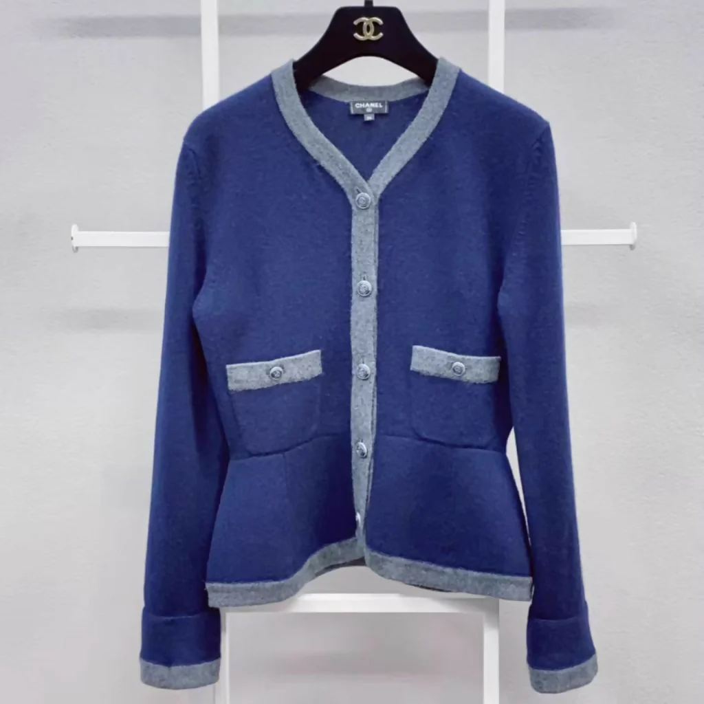 Chanel blue knitted cashmere cardigan + skirt suit - Image 3