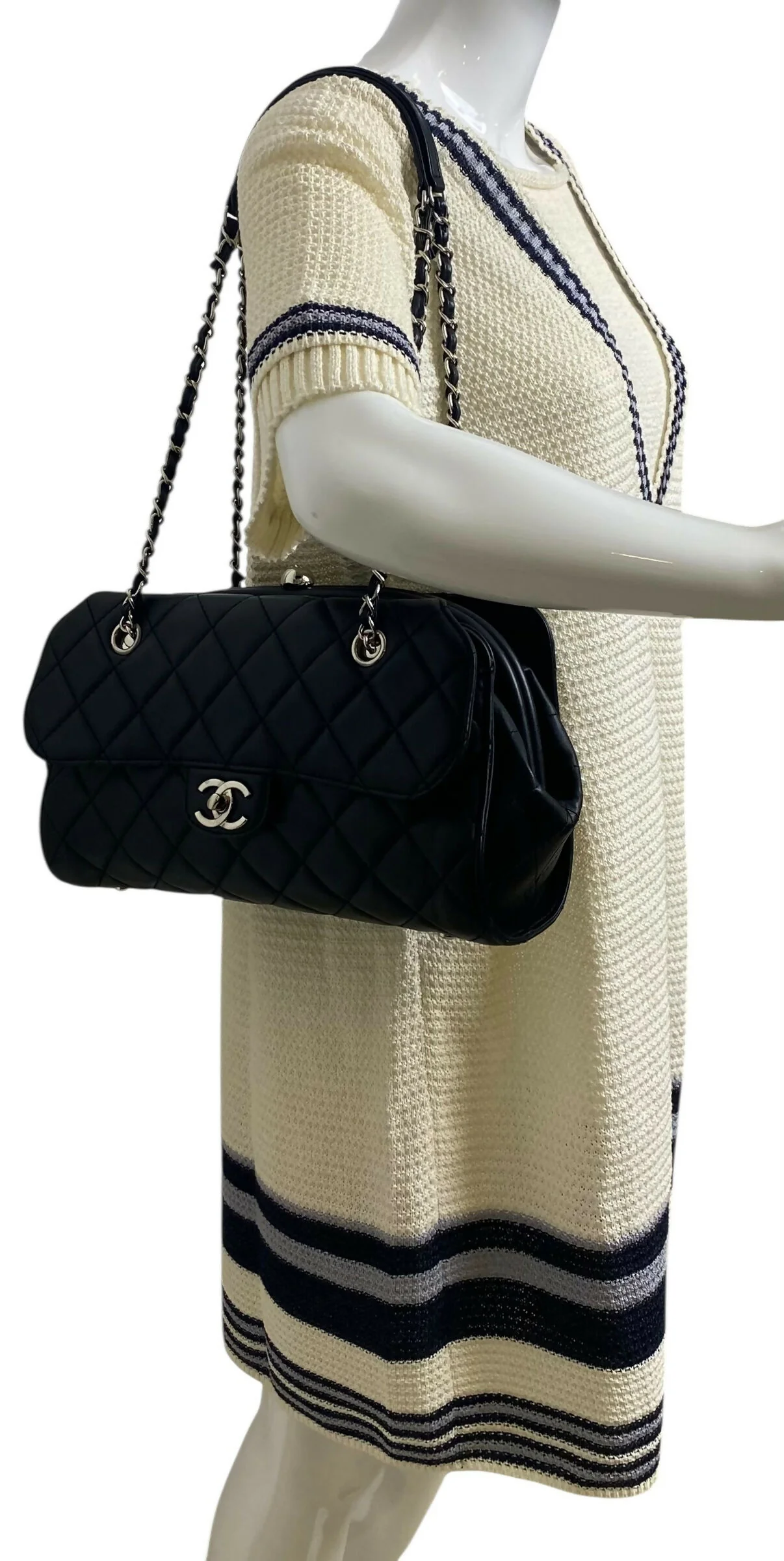 Chanel Classic Black CC Kisslock Lambskin Frame Compartment Bag - Image 5