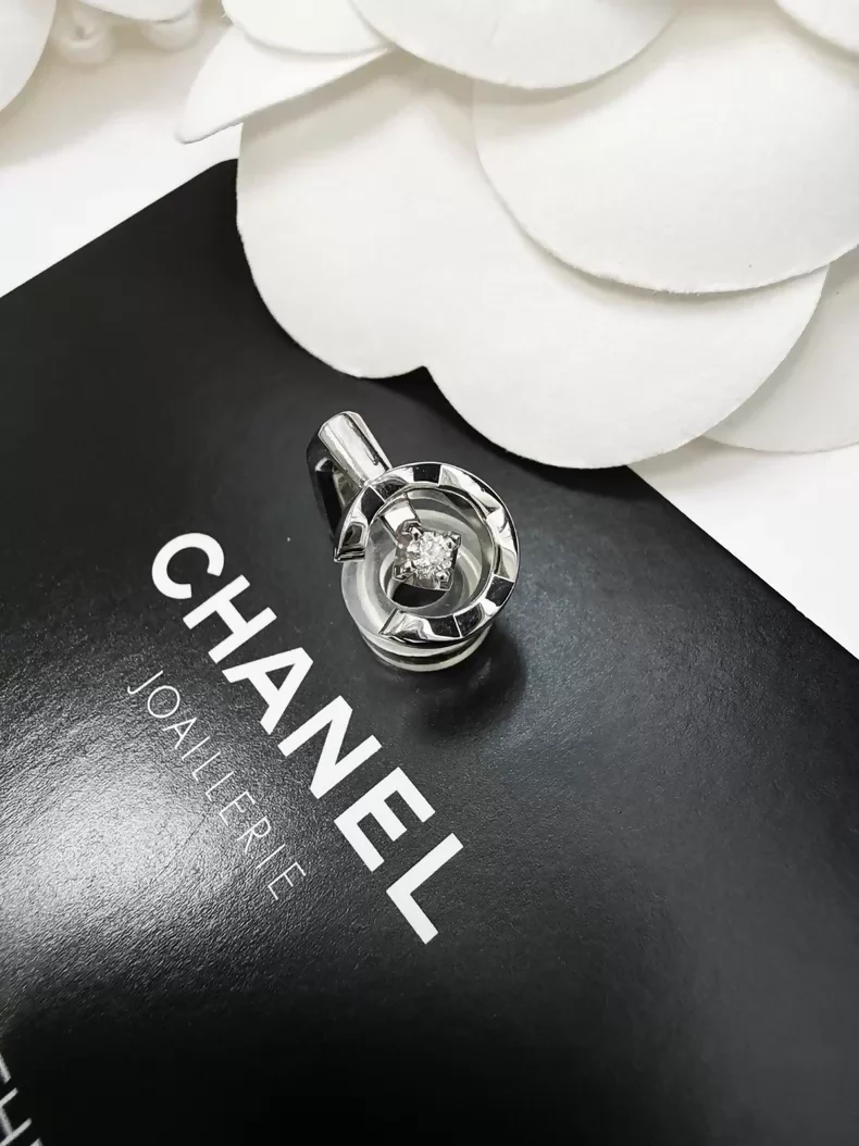 Chanel Coco Crush single clip-on earring, white gold, single diamond, - Image 3