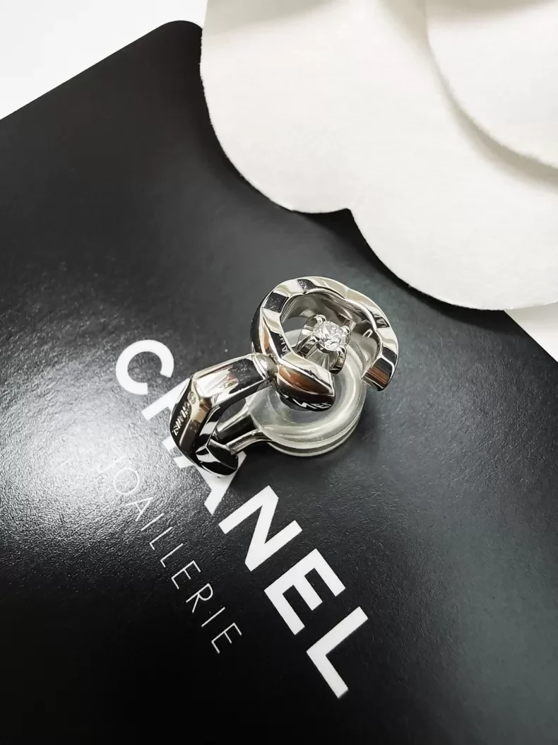 Chanel Coco Crush single clip-on earring, white gold, single diamond, - Image 5