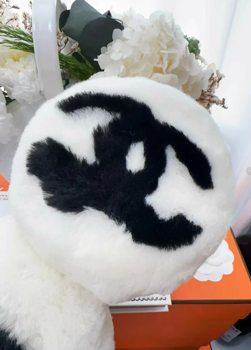 Chanel coco neige black & White earmuffs - Image 3