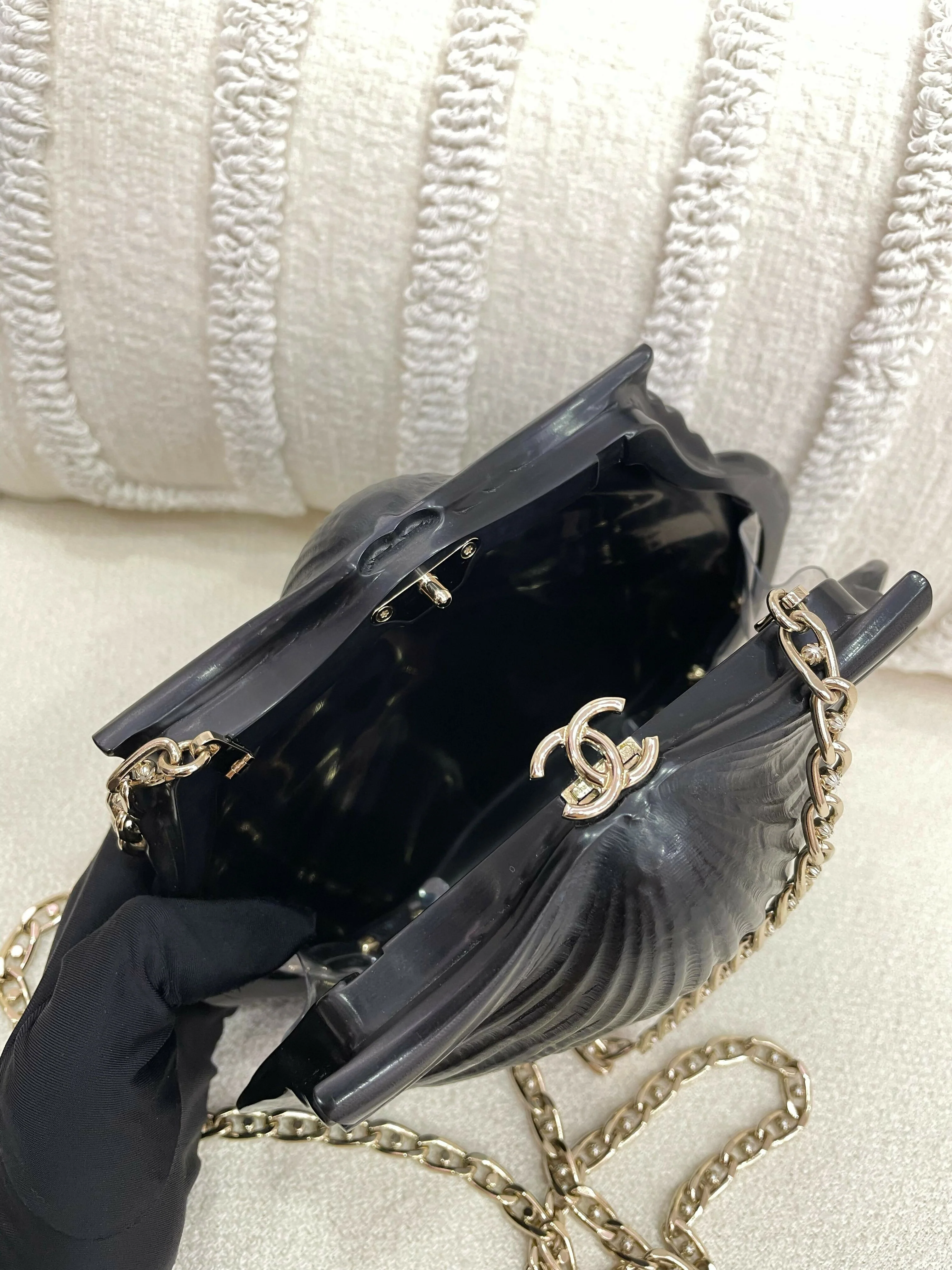 Chanel Cruise 2019 Shell Minaudière - Image 16