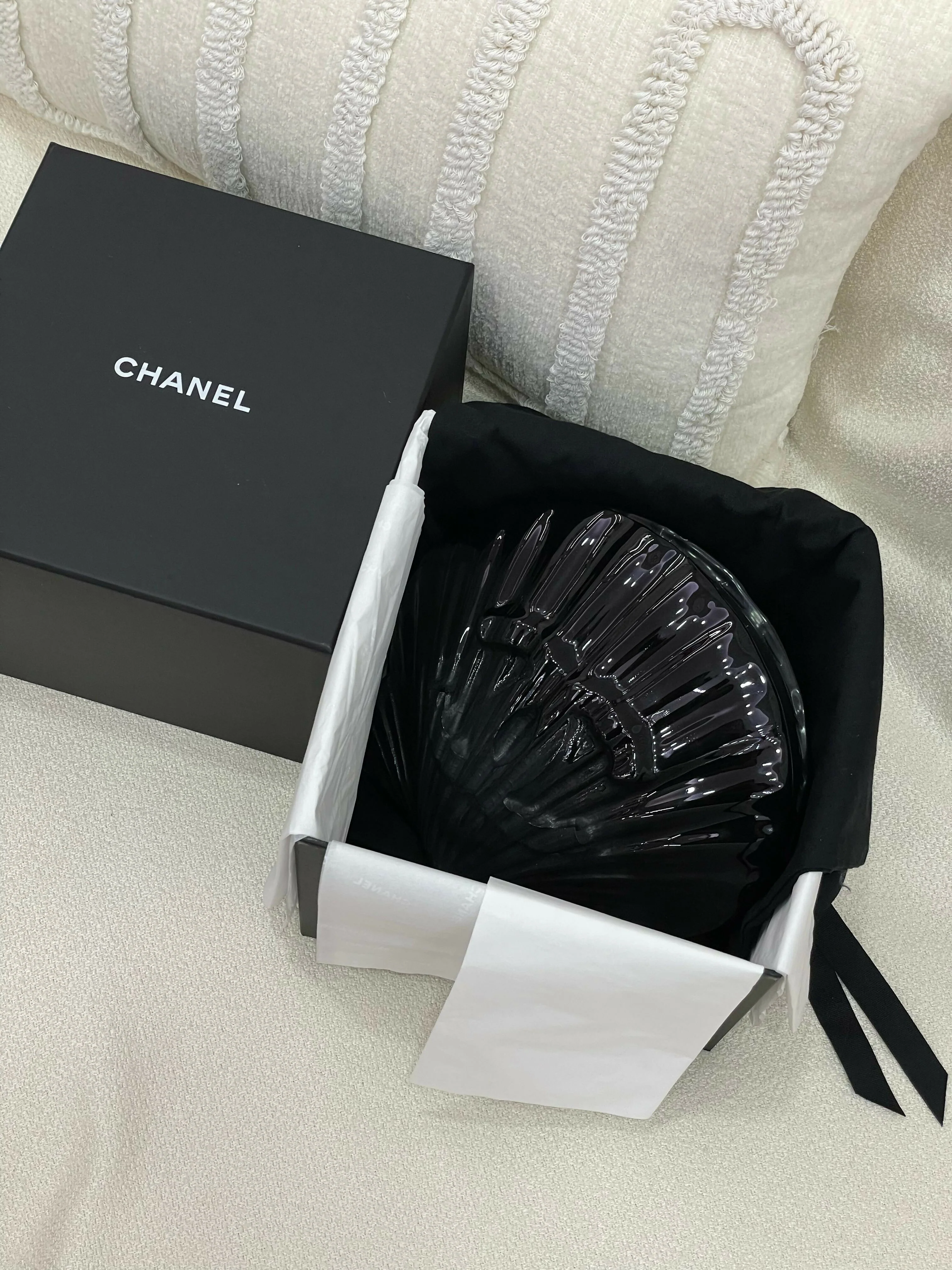 Chanel Cruise 2019 Shell Minaudière - Image 19