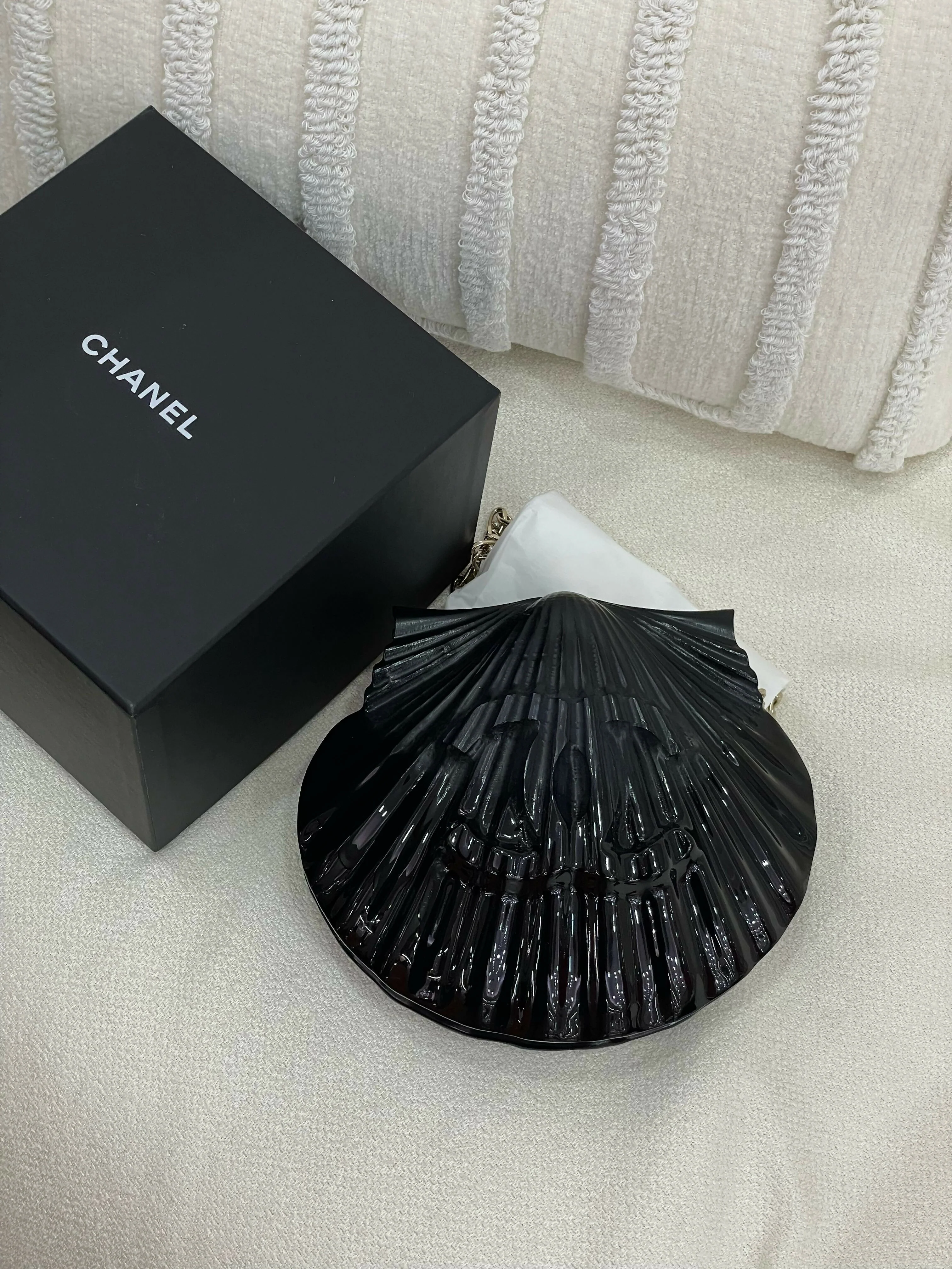 Chanel Cruise 2019 Shell Minaudière - Image 2
