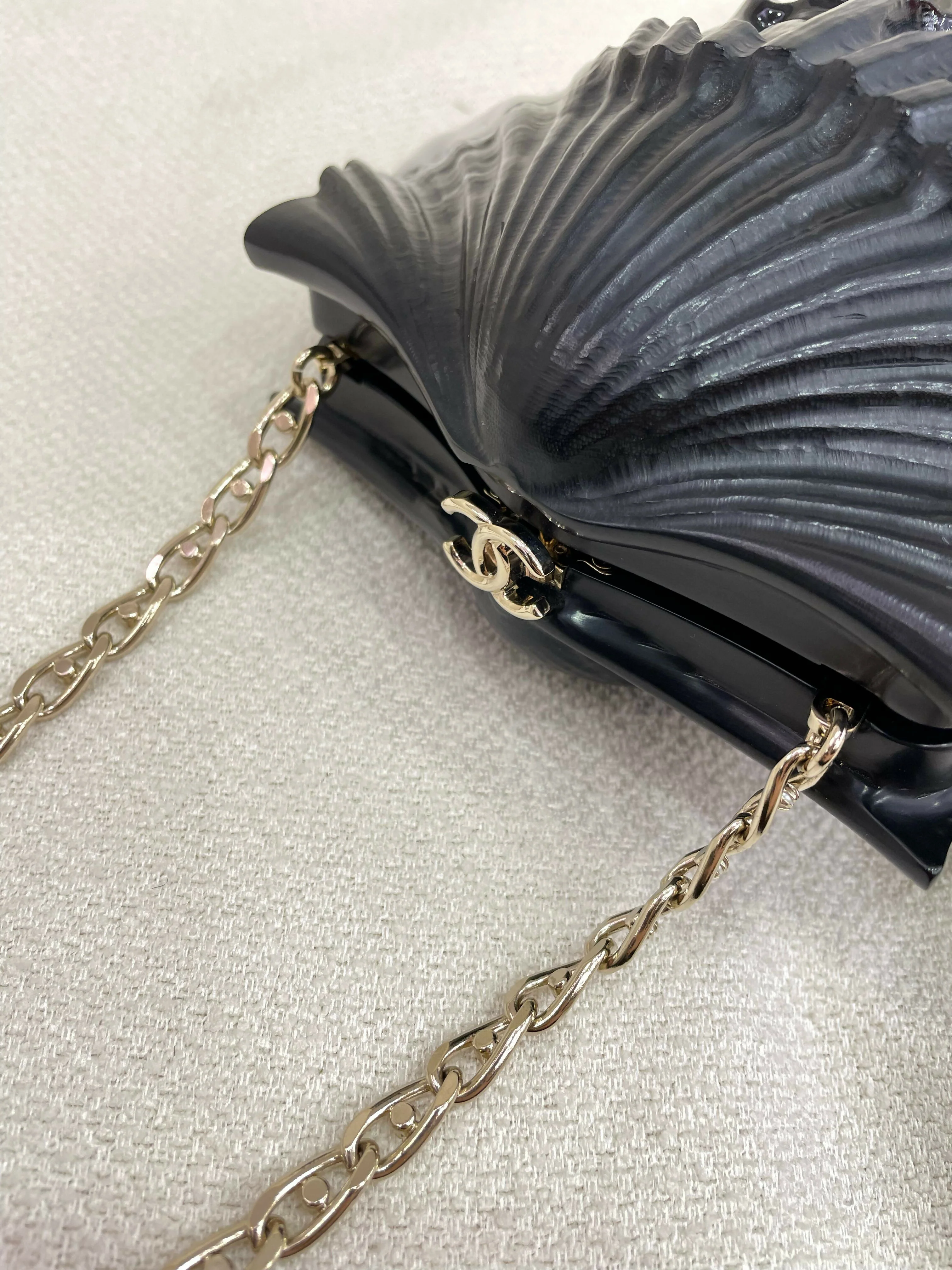 Chanel Cruise 2019 Shell Minaudière - Image 20