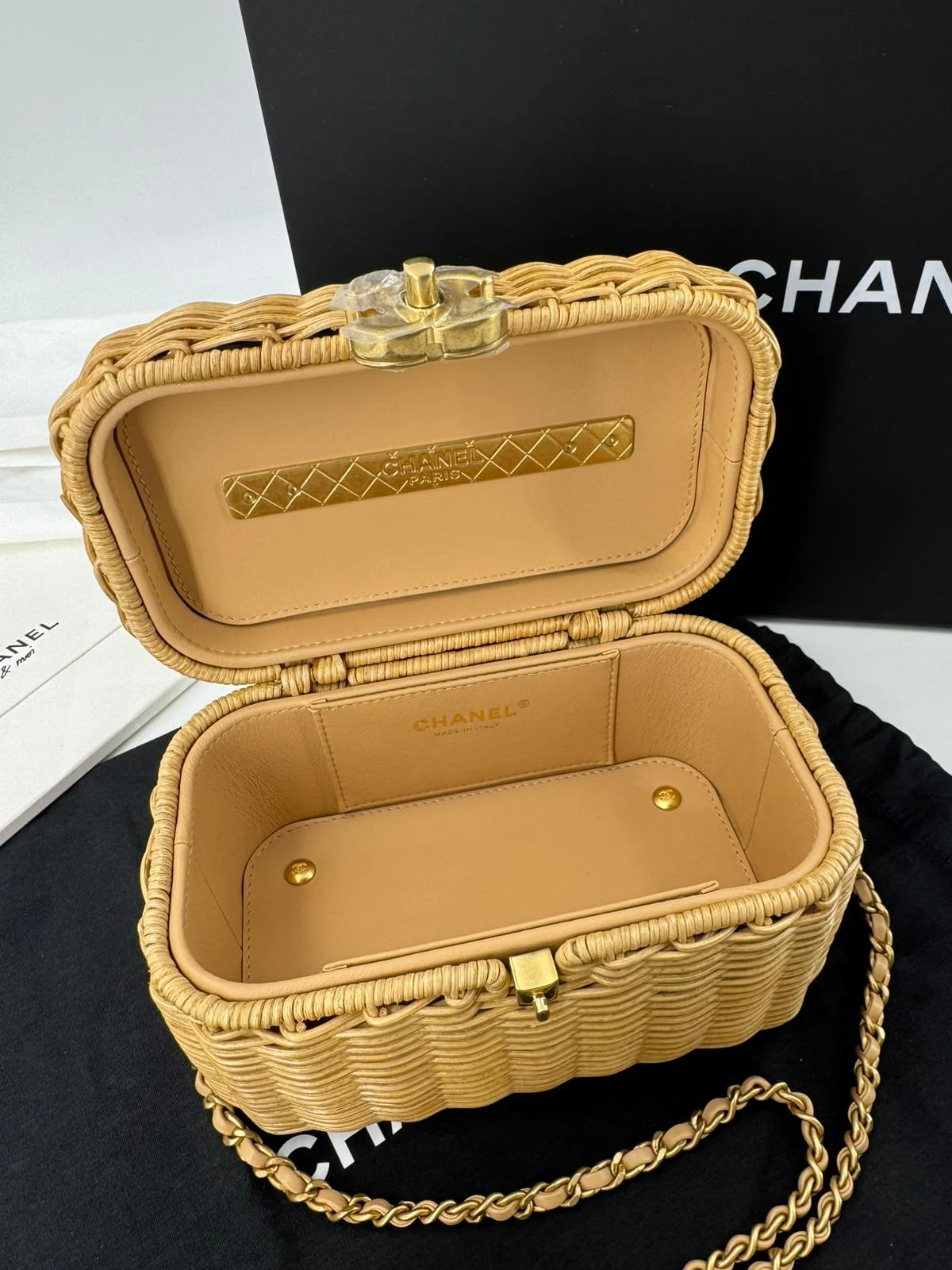 Chanel Cruise 2025/26 Vanity Case - Image 9