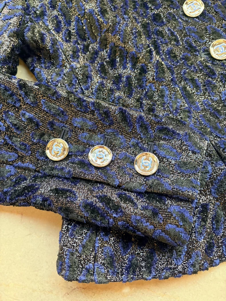 Chanel 23A Navy Blue Leopard Print Velvet Jacket - Image 5