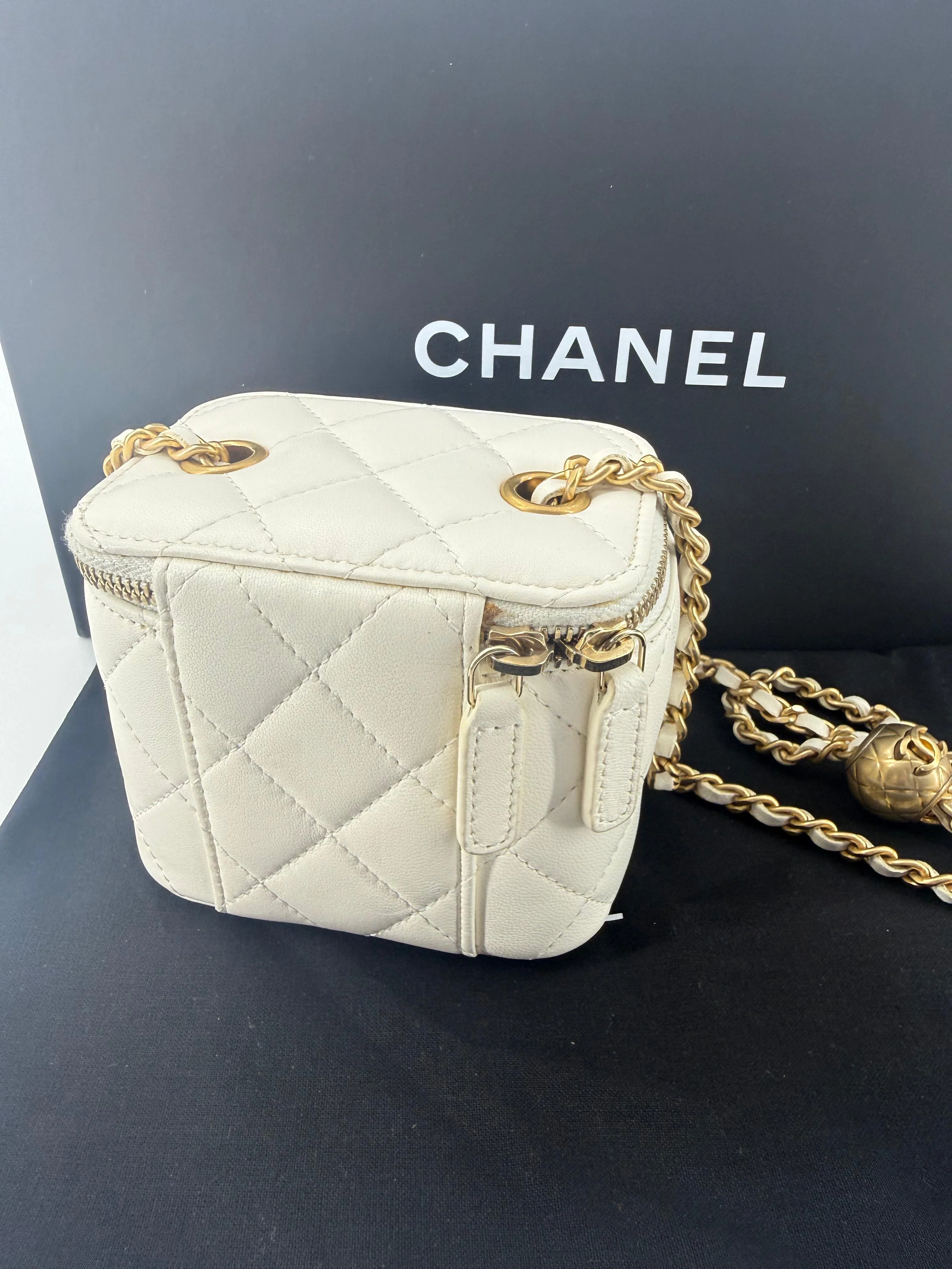 Chanel ecru mini vanity case gold chain hardware - Image 6