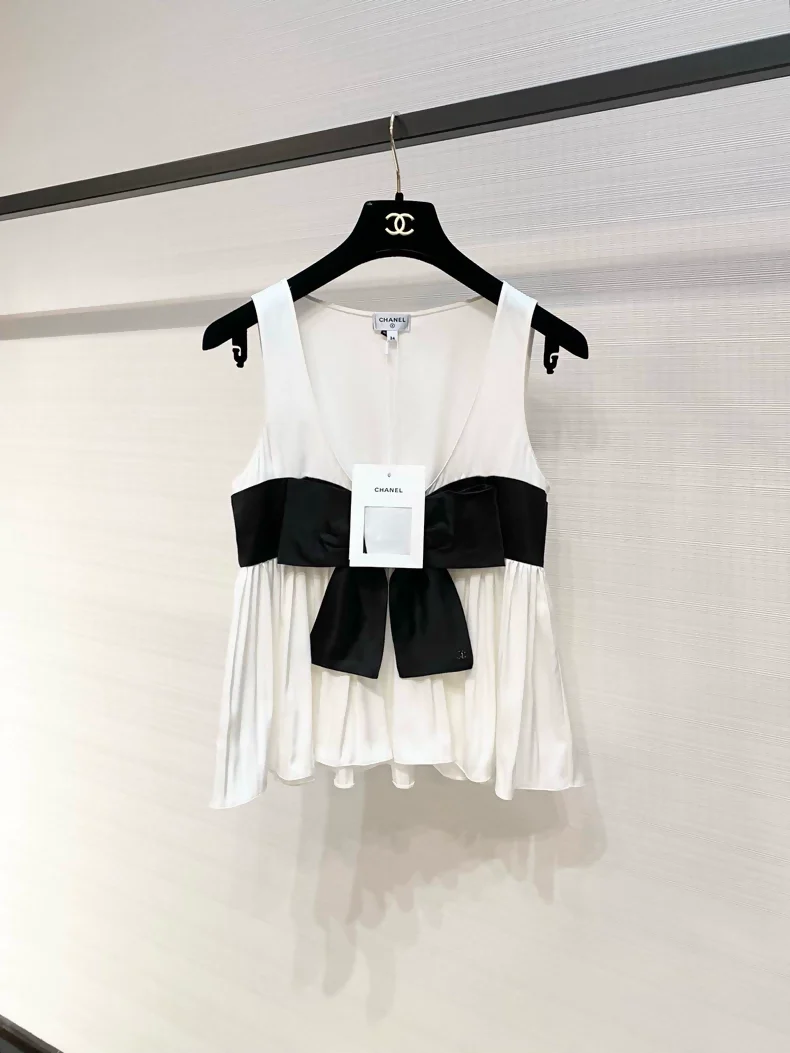 Chanel 25K black and white silk top with bow. - Image 2