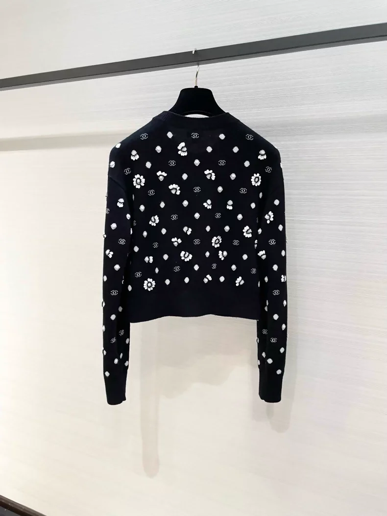 Chanel 23S sequined black and white CC logo cashmere knit sweater - Image 2