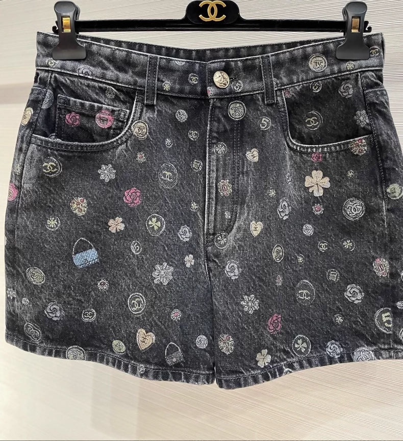 Chanel 25B grey printed denim shorts - Image 2