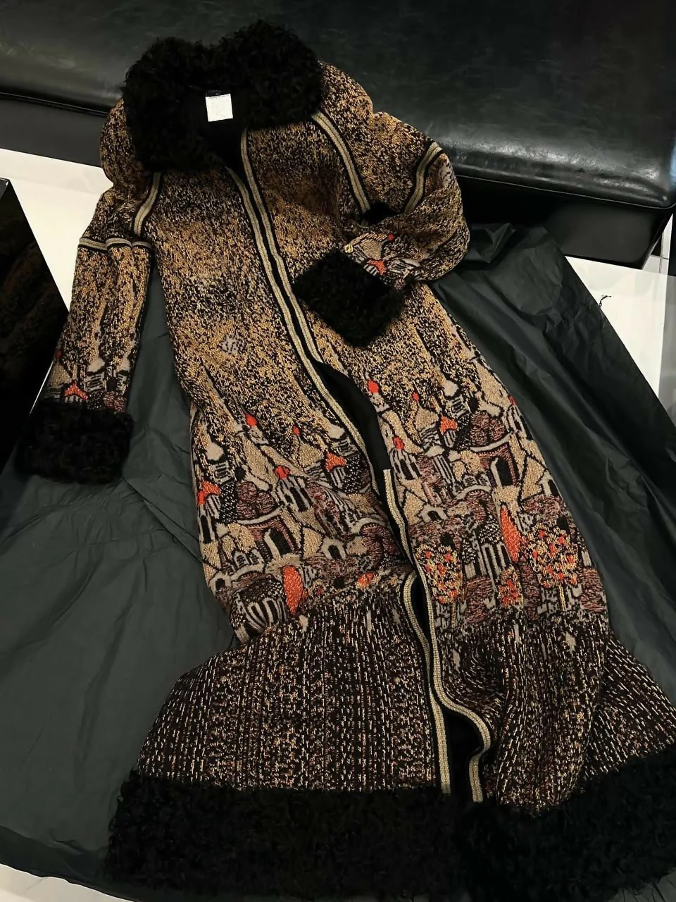 Chanel Fall/Winter 2009 Moscow Coat – Size 44 - Image 3
