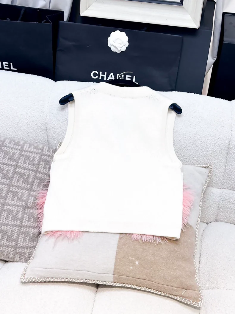 Chanel Fall/Winter 2023, white cashmere vest with pink ostrich feather - Image 3