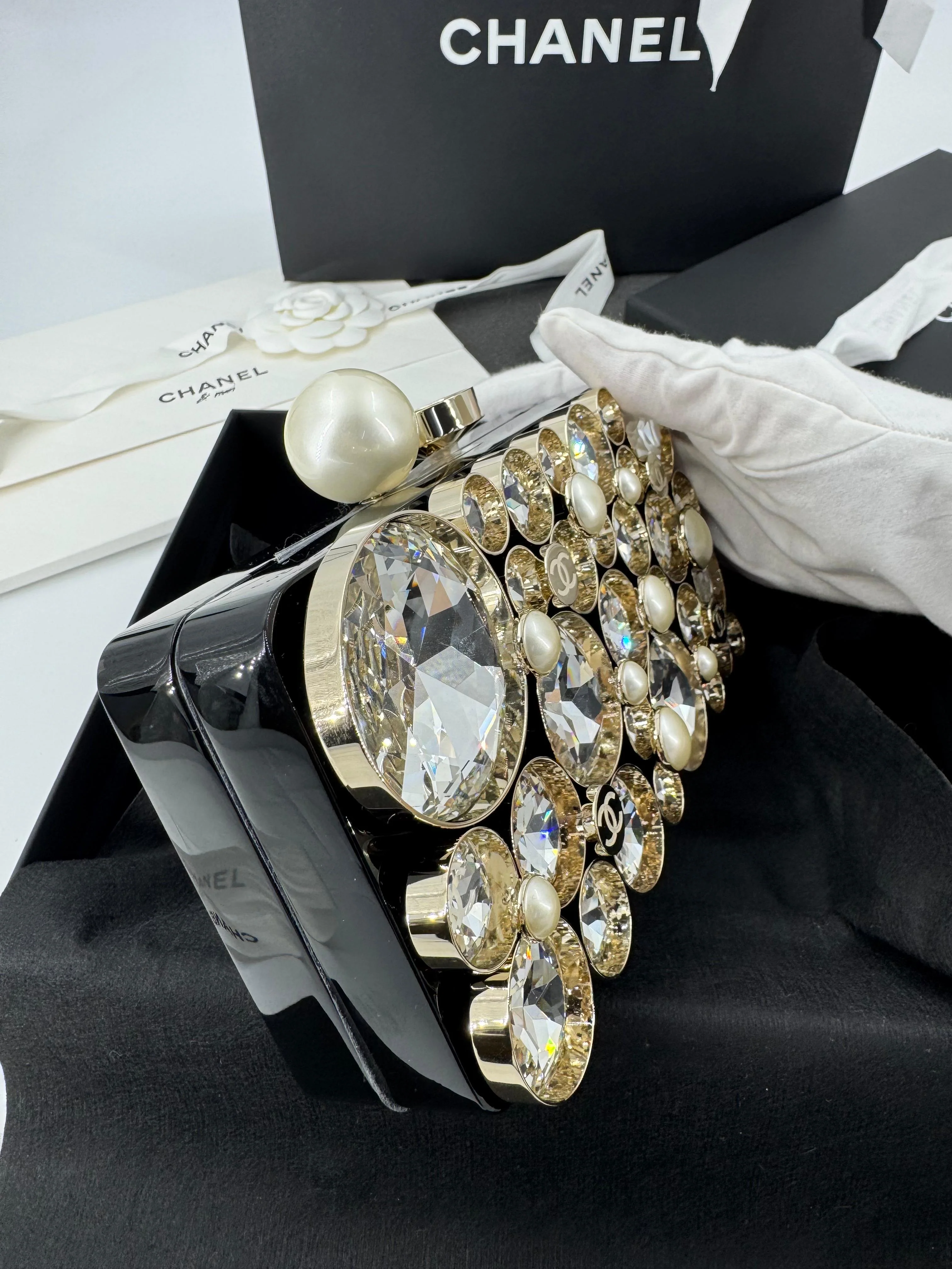 Chanel Fall-Winter 2025/26 oversized rhinestones, pearls, and double C jewels evening bag - Image 3