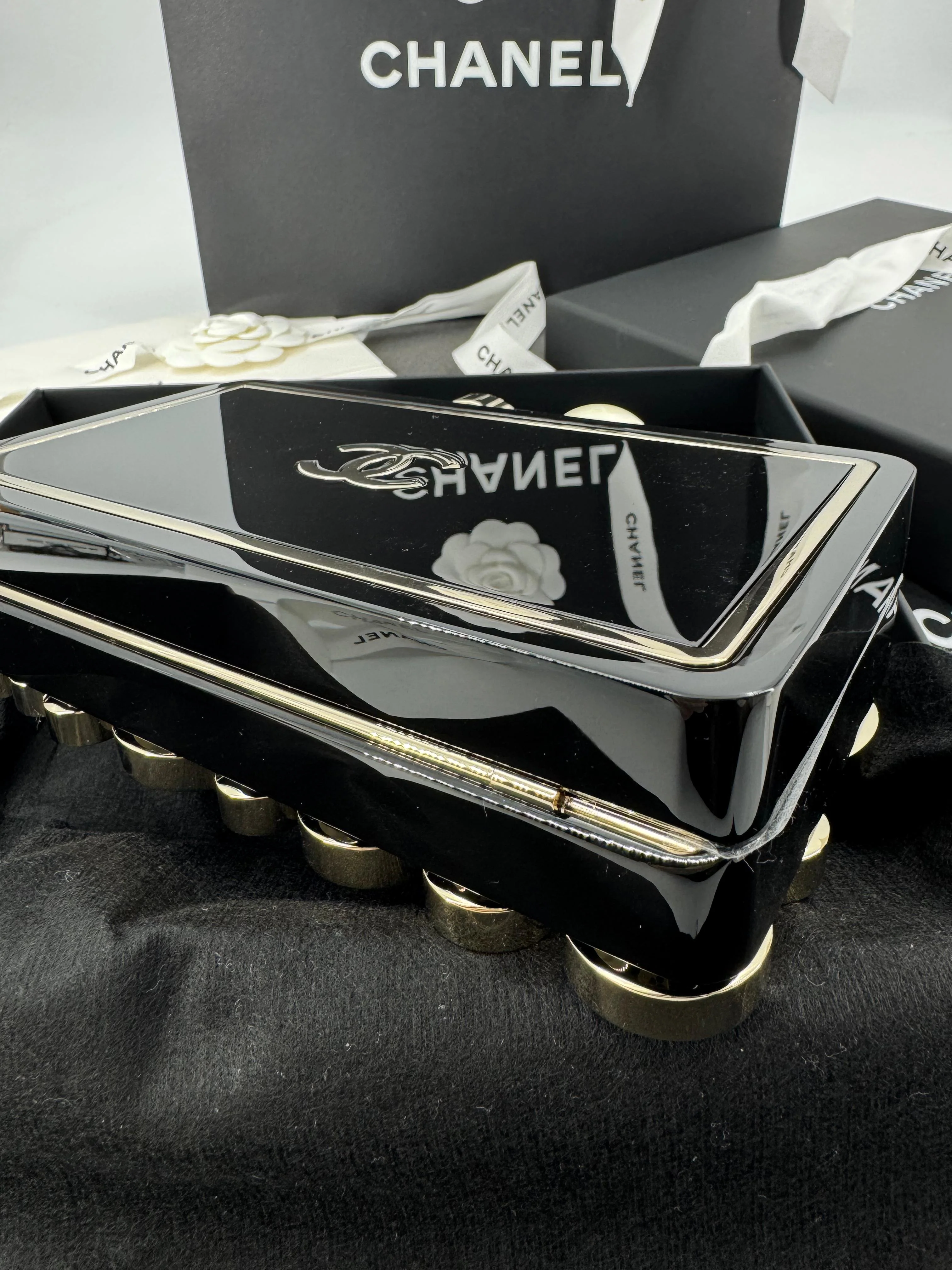 Chanel Fall-Winter 2025/26 oversized rhinestones, pearls, and double C jewels evening bag - Image 4