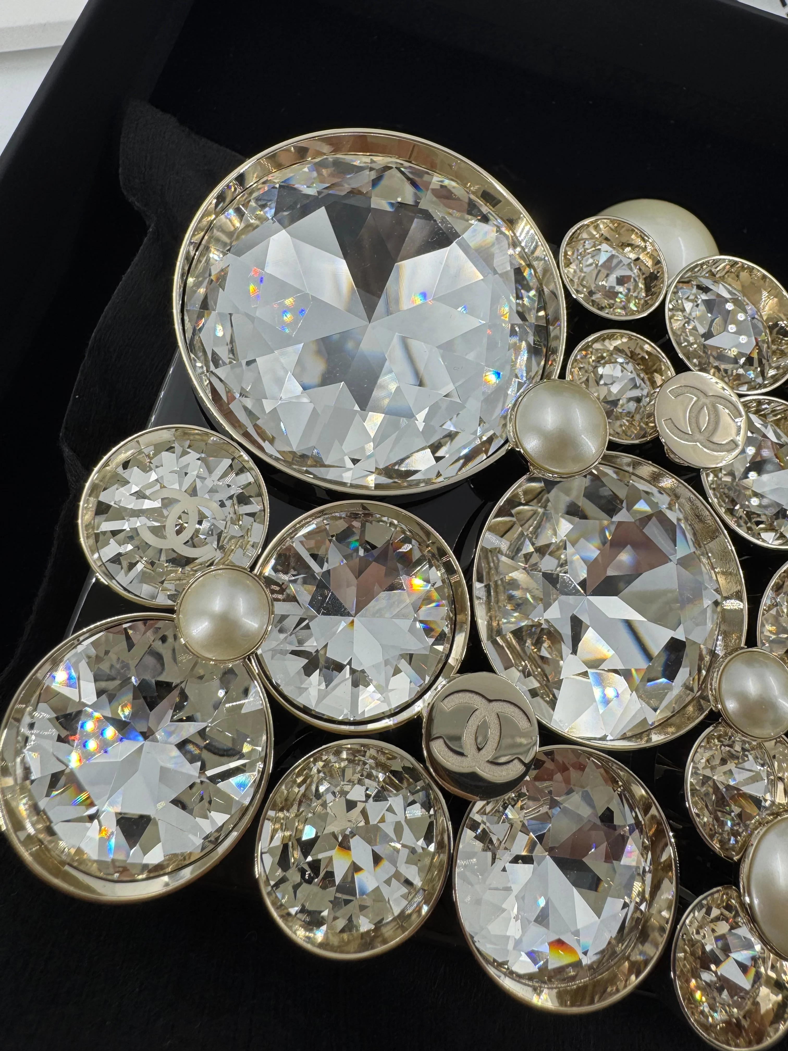 Chanel Fall-Winter 2025/26 oversized rhinestones, pearls, and double C jewels evening bag - Image 6