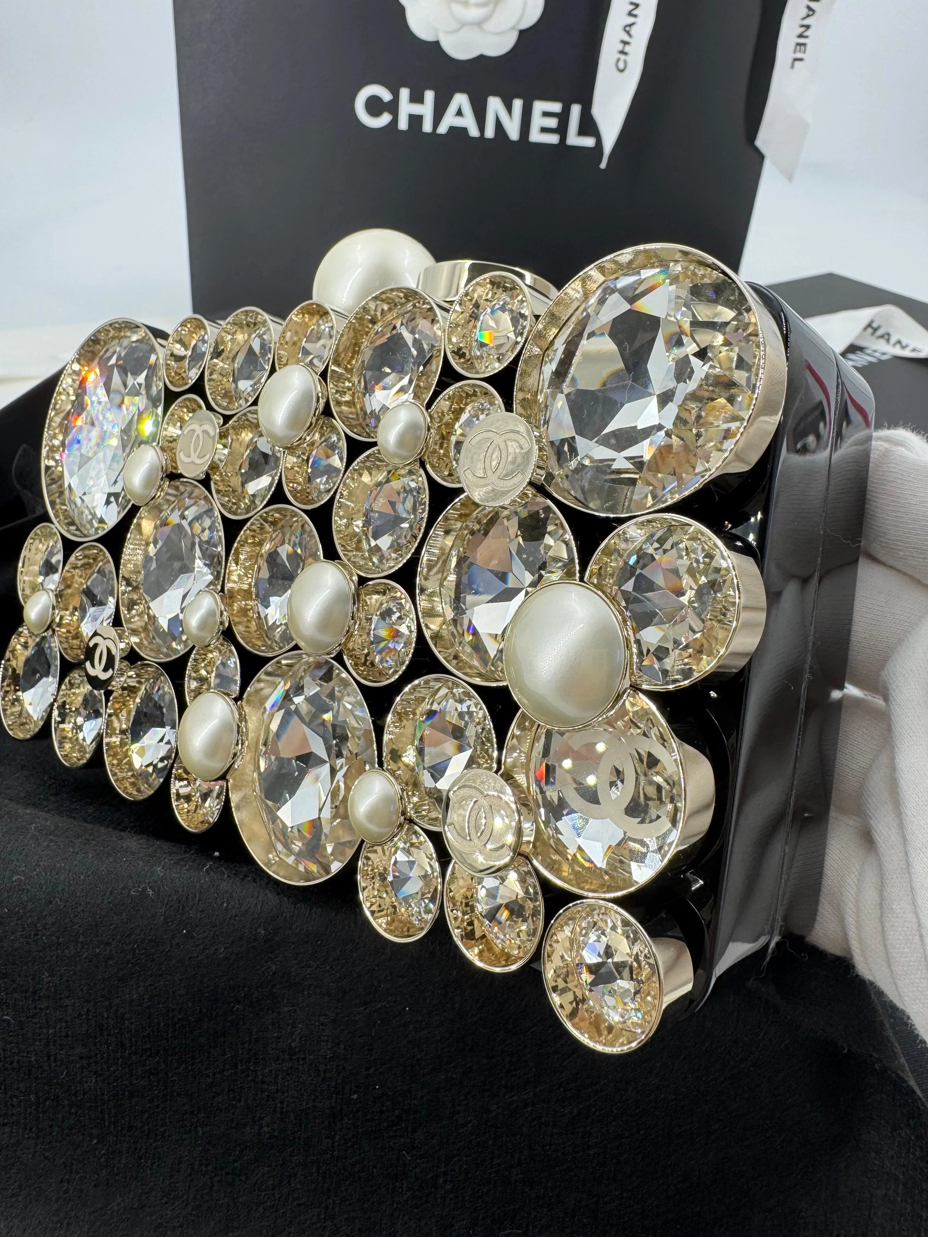 Chanel Fall-Winter 2025/26 oversized rhinestones, pearls, and double C jewels evening bag - Image 7