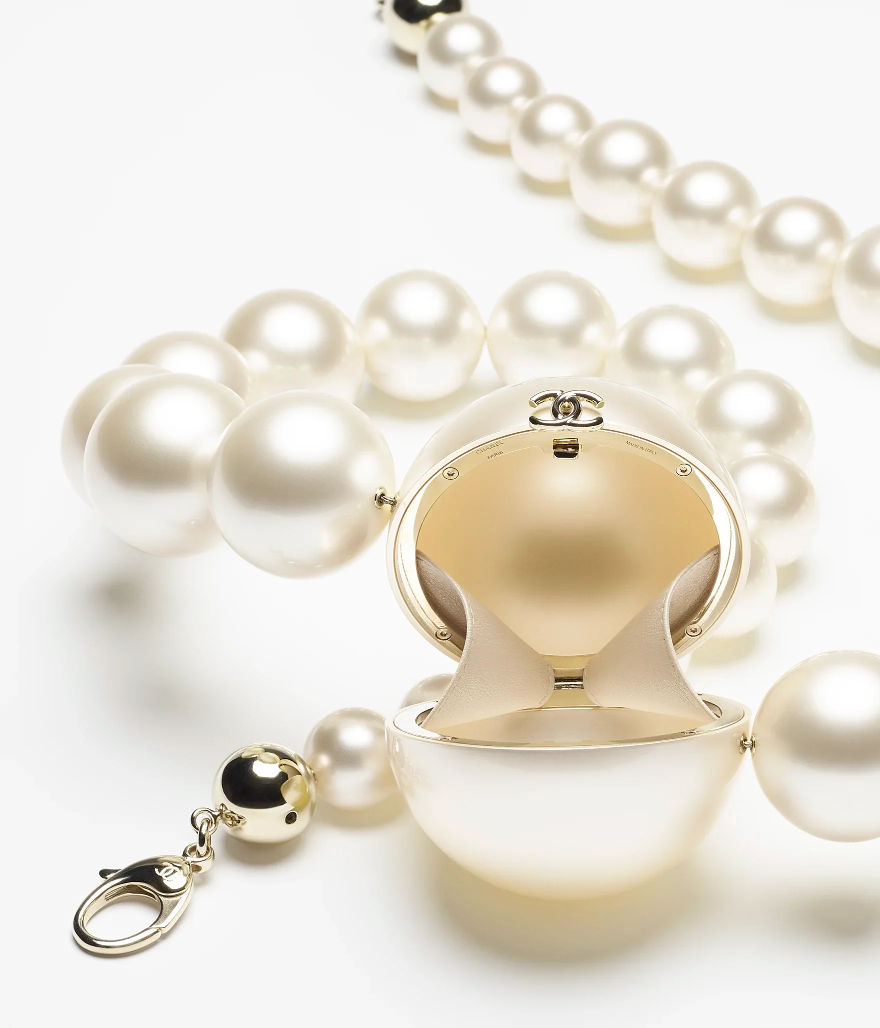 CHANEL FALL-WINTER 2025/26 PEARL NECKLACE MINAUDIERE - Image 3