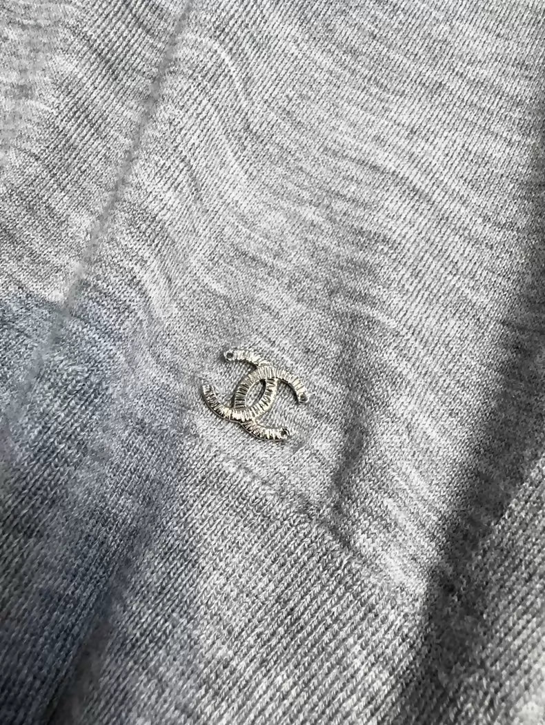 Chanel 22K grey turtleneck knit sweater with rhinestone and beaded floral print - Image 6